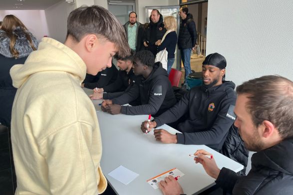 Fischer System-Mechanik verschenkt Basketballfreikarten an Schülerinnen und Schüler